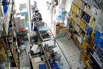 Vờ mua hàng, nam thanh niên trộm iPhone trước mặt người đàn ông