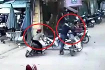 Video: Phụ nữ lái xe máy xoay tròn, húc ngã nam thanh niên