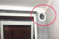 Tác dụng của một lỗ nhỏ trong phòng tắm khiến nhiều người bất ngờ