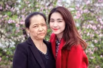 Mẹ Hòa Minzy bật khóc khi sinh ra cô không phải là con trai