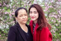 Mẹ Hòa Minzy bật khóc khi sinh ra cô không phải là con trai