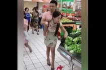 Video: Vợ cụt tay cõng chồng khuyết tật “đi khắp thế gian“