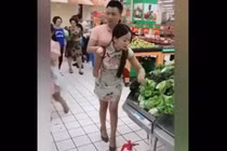 Video: Vợ cụt tay cõng chồng khuyết tật “đi khắp thế gian“