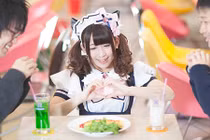 Góc khuất đen tối bên trong những quán cafe "hầu gái"