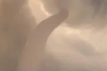 Video: Bất ngờ vòi rồng và cầu vồng cùng xuất hiện giữa trời quang