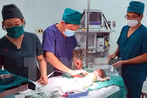 Trẻ hơn 1 tháng tuổi có gan chui lên lồng ngực