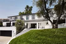 Nữ ca sĩ Rihanna mua biệt thự 13,8 triệu USD