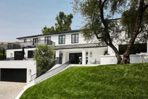 Nữ ca sĩ Rihanna mua biệt thự 13,8 triệu USD