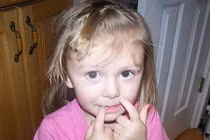 Cười “ra nước mắt” khi bé tự cắt tóc