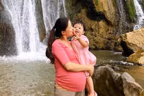 Bị chê ăn mặc xuề xòa khi mang bầu lần 4, MC VTV phản ứng lạ