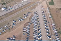 Hàng trăm máy bay phải nằm không vì đại dịch COVID-19