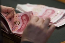 Video: Tưởng trúng độc đắc, chàng trai dốc sạch tiền túi để ăn mừng