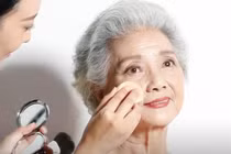 Video: Người mẫu 88 tuổi: Làm việc từ 5h sáng, thay 100 bộ mỗi lần chụp ảnh