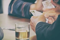 Con trai đau khổ vì bố triền miên cờ bạc