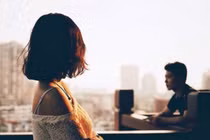 Gửi người thứ ba: Đừng đánh đổi thanh xuân vì một kẻ chẳng ra gì