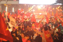 Việt Nam vô địch, hàng nghìn người đổ ra đường “đi bão” đỏ rực
