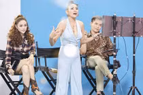 Võ Hoàng Yến gặp sự cố váy hở hiểm gây đỏ mặt trên sóng truyền hình