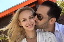 Người yêu không cho tiền, cô gái lái chiếc xe Mercedes xuống hồ bơi