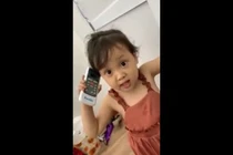 Video: Con gái ghê gớm "quát" bố đi chơi khiến dân mạng phì cười