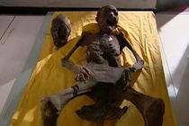 Khai quật hài cốt há hốc miệng trăm năm chưa phân hủy hết