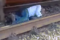 Video: Run rẩy xem người đàn ông nằm dưới gầm tàu hỏa để tránh bị đâm