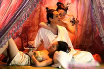 Bí ẩn những ông vua có sở thích quái dị