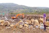 Gia Lai: Mỏ đá gây ô nhiễm, dân "bao vây" máy móc