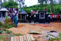 Đưa mẹ ruột ra nghĩa địa rồi “trừ tà” bằng dao, đá đến tử vong