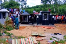 Đưa mẹ ruột ra nghĩa địa rồi “trừ tà” bằng dao, đá đến tử vong