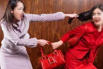 Kết đắng cho việc rủ đám bạn đánh ghen cô gái lạ mặt