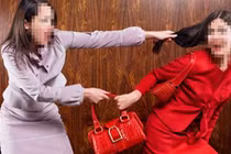 Kết đắng cho việc rủ đám bạn đánh ghen cô gái lạ mặt