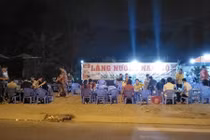 Làng nhậu sinh viên: Mẹ nghèo lặng người nhìn con "chén chú, chén anh"