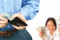 Chồng sững người khi xem ví vợ ngày Tết