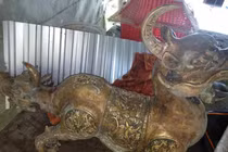 Nhặt được tượng 'kỳ lân' 2 đầu kỳ lạ ở cửa biển mũi Cà Mau