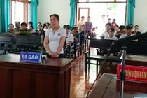 Hắt tiết lợn vào chủ tịch huyện, lĩnh 4 tháng tù giam