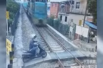 Video: Tàu hỏa tông văng xe máy, tài xế thoát chết thần kỳ