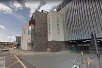 Đi mua sắm, bé gái Anh bị sàm sỡ trắng trợn nhiều lần