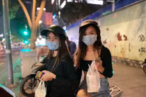 Giới trẻ TP.HCM uống cà phê, trà sữa "yên xe"