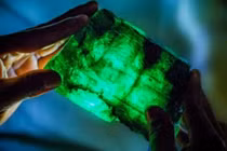 Cục đá màu xanh ở Zambia khiến giới chuyên môn phải xuýt xoa