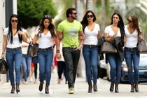 Dân chơi "gãy cánh" trong bữa tiệc trụy lạc của tỷ phú khét tiếng