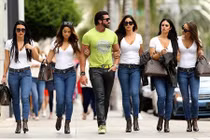 Dân chơi "gãy cánh" trong bữa tiệc trụy lạc của tỷ phú khét tiếng