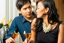 Bà chủ giàu có, cô đơn và 'chiêu' giữ chân tình trẻ