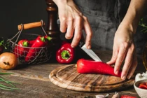 Gọi con trai về gấp để "dạy lại vợ" chỉ vì bát nước mắm cay