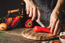 Gọi con trai về gấp để "dạy lại vợ" chỉ vì bát nước mắm cay