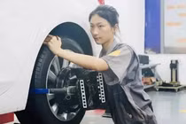 Cô gái đi học sửa chữa ô tô, nhiều năm sau ai cũng bất ngờ