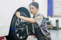 Cô gái đi học sửa chữa ô tô, nhiều năm sau ai cũng bất ngờ