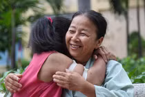 Video: Người mẹ 14 năm bán vé số nuôi con chạy thận