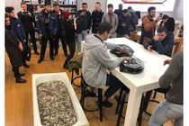 Nhóm thanh niên mang bồn tắm đầy tiền xu đi mua iPhone XS