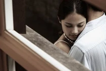 Phát hiện bố ngoại tình với cô gái trẻ đẹp, tôi phải làm sao?