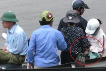 Vạch trần thủ đoạn dàn cảnh móc túi gần cổng bệnh viện Bạch Mai